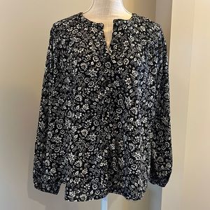 🌸 3/$25 Old Navy black floral blouse